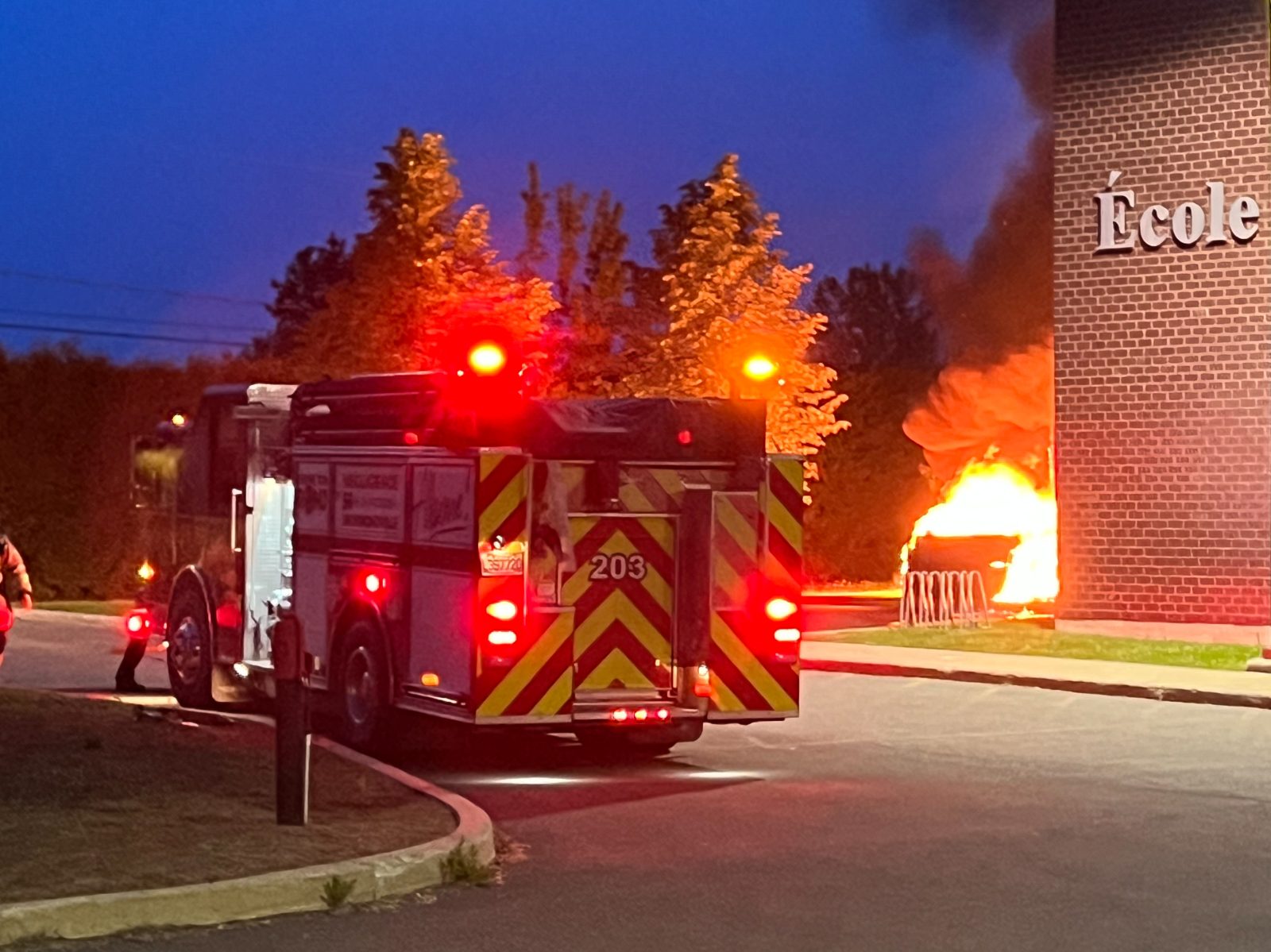 Deux conteneurs incendiés à l’école à l’Orée-des-Bois (photos et vidéo)