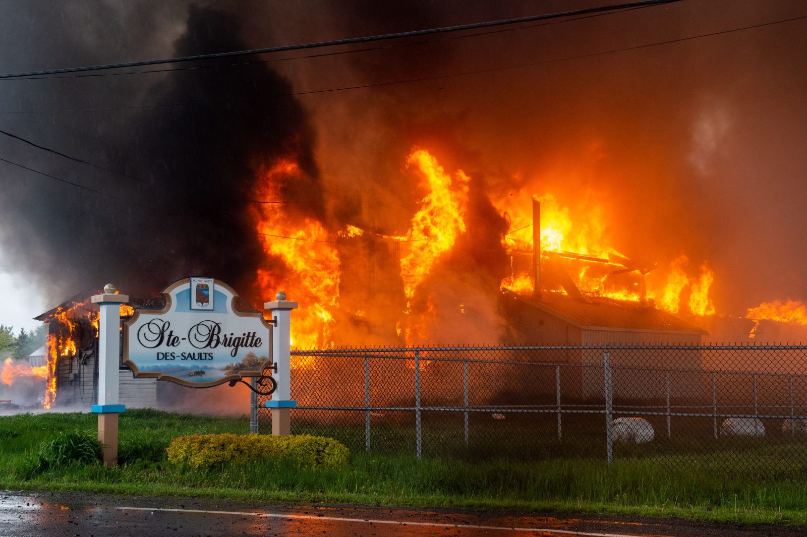 Un feu détruit une entreprise de Sainte-Brigitte-des-Saults (mise à jour photos et vidéo)