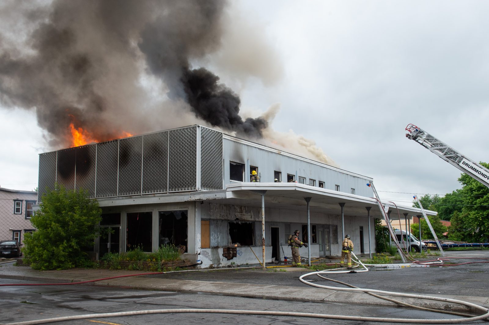 L’ancien terminus d’autobus Bourgeois rasé par les flammes (photos et vidéo)