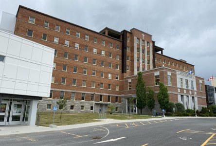Nouvel hôpital : interpellé par un citoyen, le CIUSSS dit être «bien au fait» des règlements