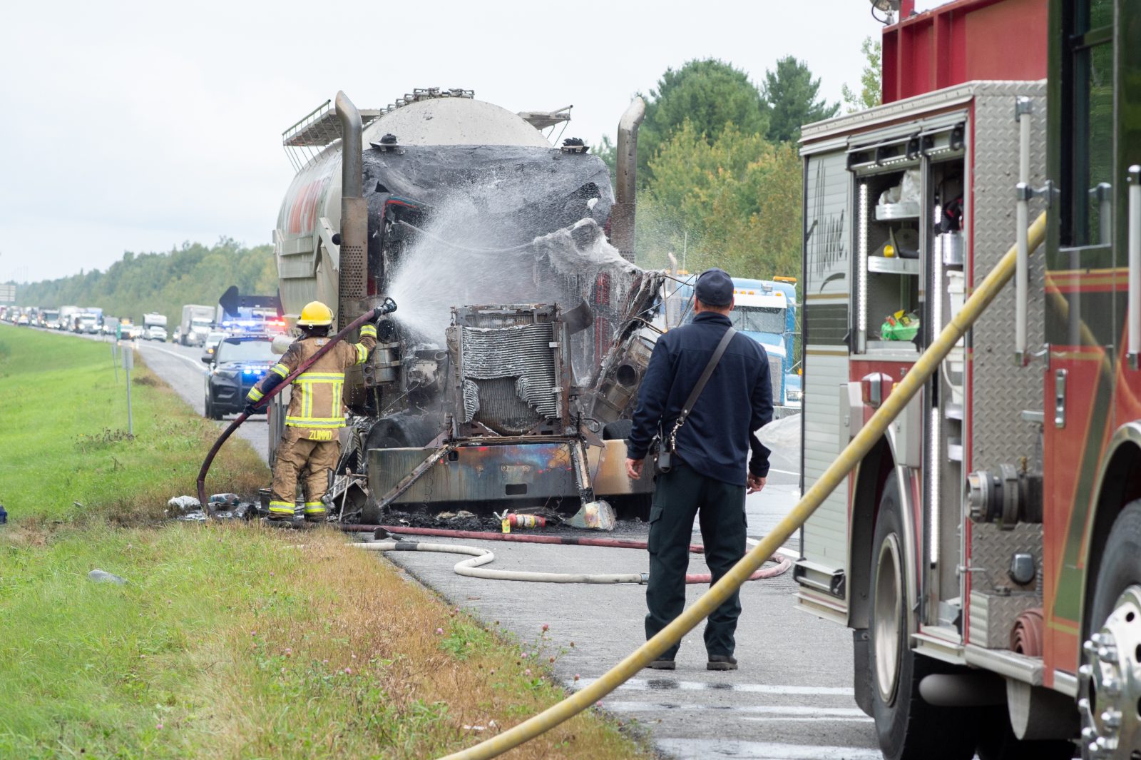 Un camion détruit par les flammes (photos)