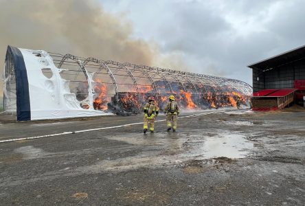 Un entrepôt agricole détruit par les flammes à L’Avenir (photos)