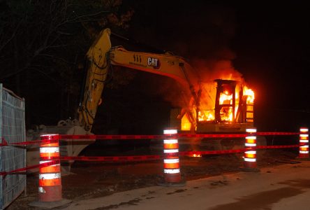 Plusieurs incendies suspects sur un chantier de construction (photos et vidéo)