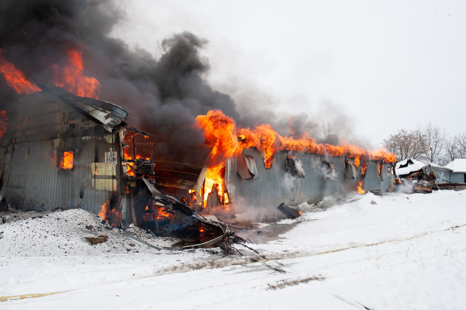 Un bâtiment d’entreposage rasé par les flammes (photos et vidéo)