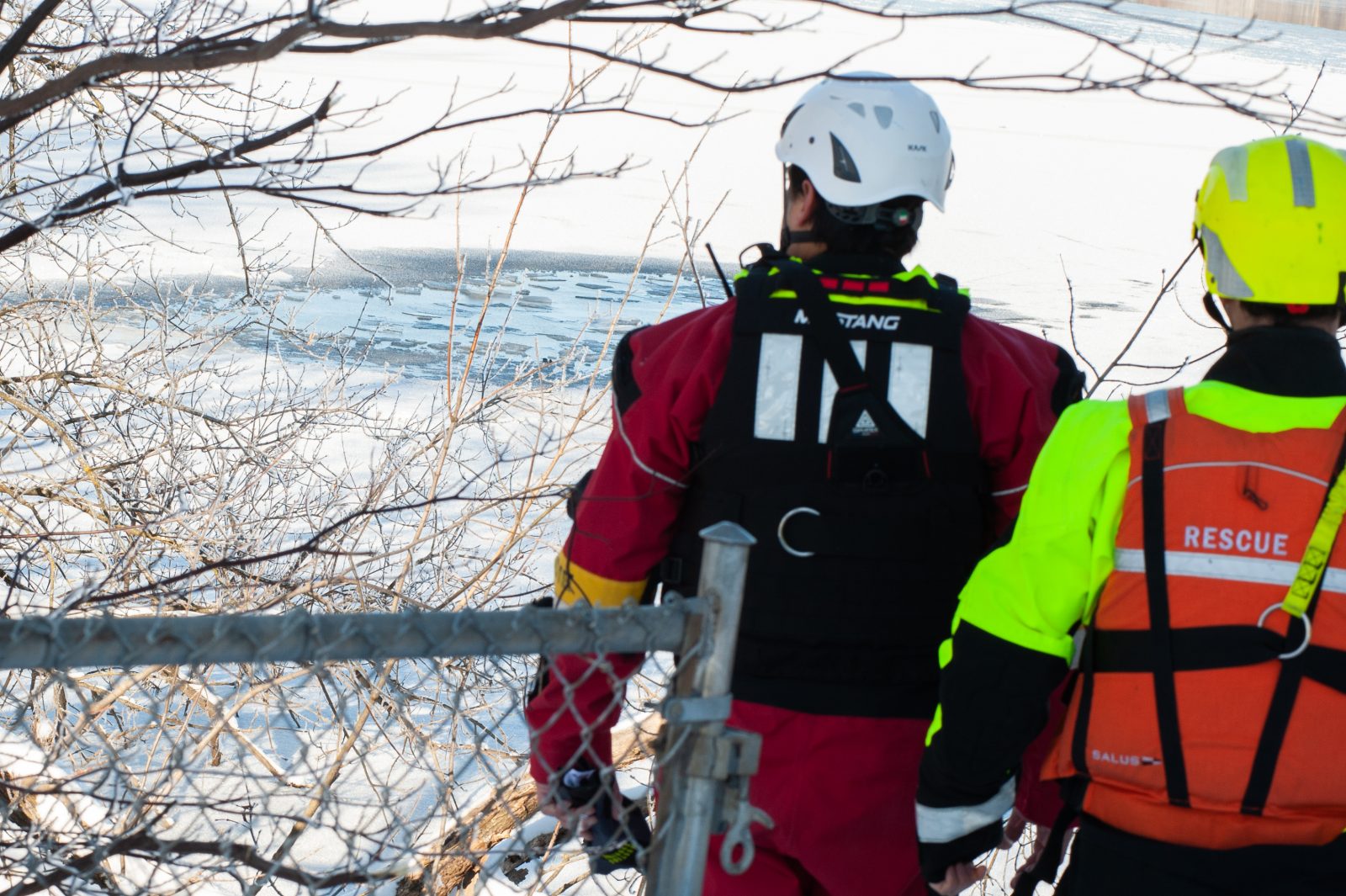 Quatre personnes dans les eaux glacées de la rivière Saint-François