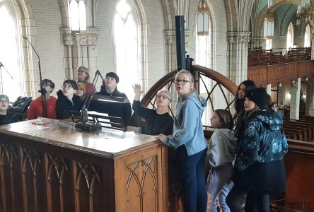 De jeunes musiciens découvrent l’orgue à la basilique Saint-Frédéric