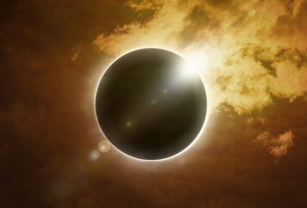 Éclipse solaire : la population invitée à redoubler de prudence sur la route