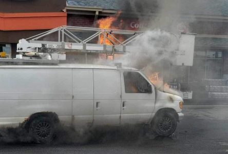 Un camion s’enflamme à la pompe à essence (photos)